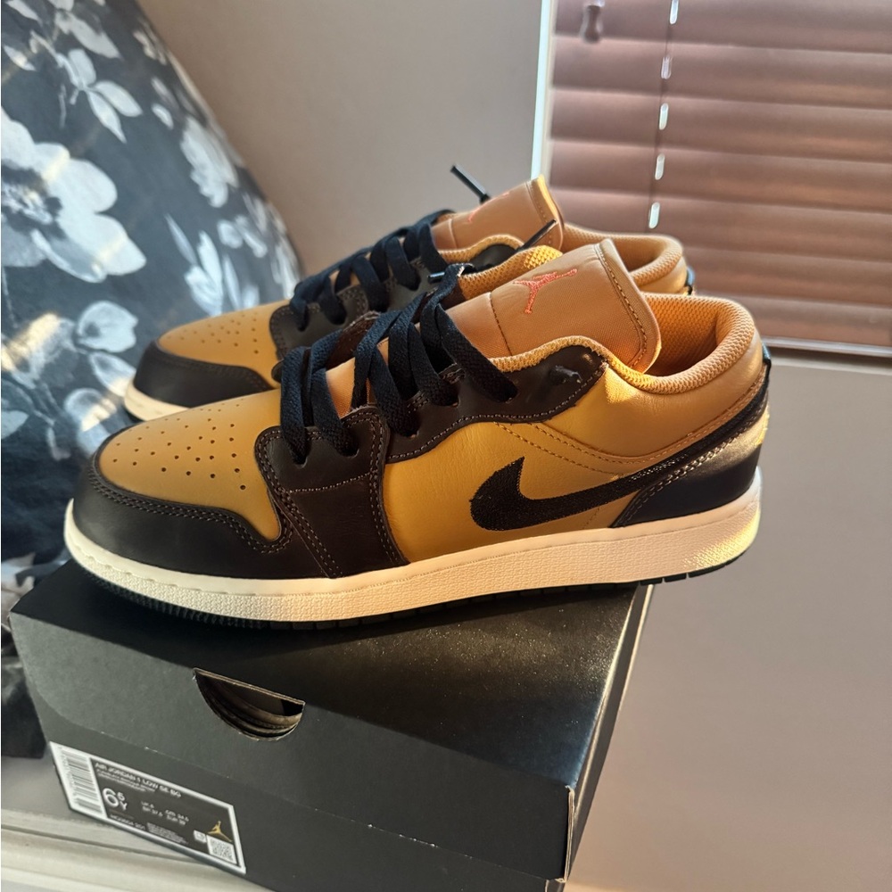 Jordan Men's Black and Tan Sneakers